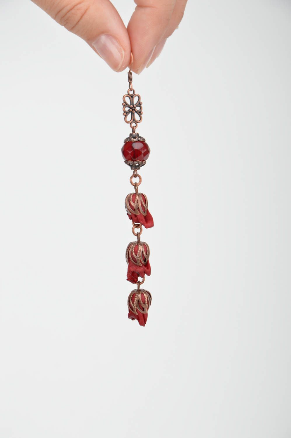Красные длинные серьги в виде цветов из атласных лент ручной работы Гранат фото 2