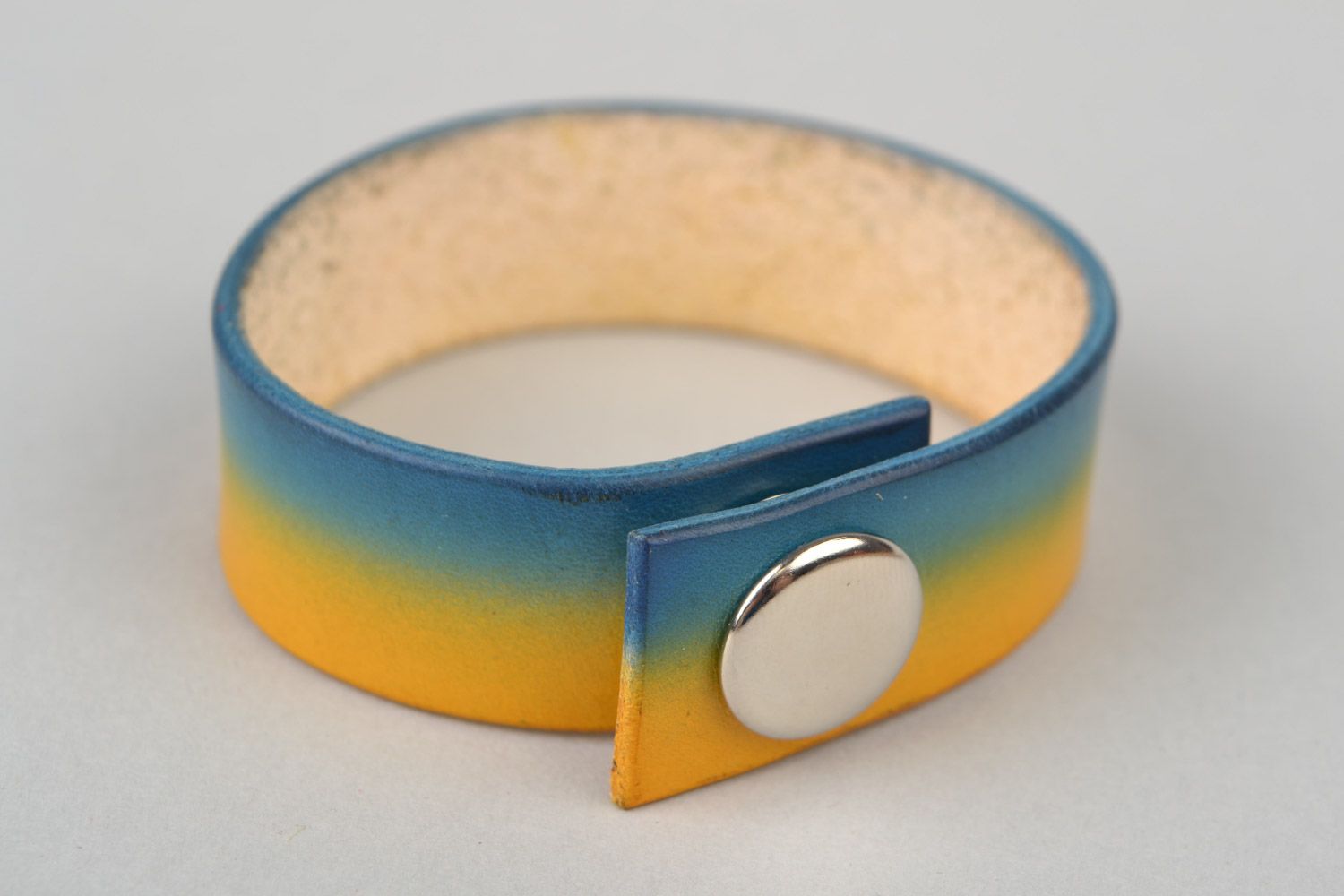 Large bracelet en cuir naturel jaune et bleu avec bouton-pression fait main photo 4
