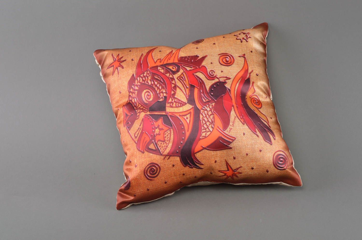 Подушка из атласа и шелка с рисунком интерьерная ручной работы Королевская рыба фото 1