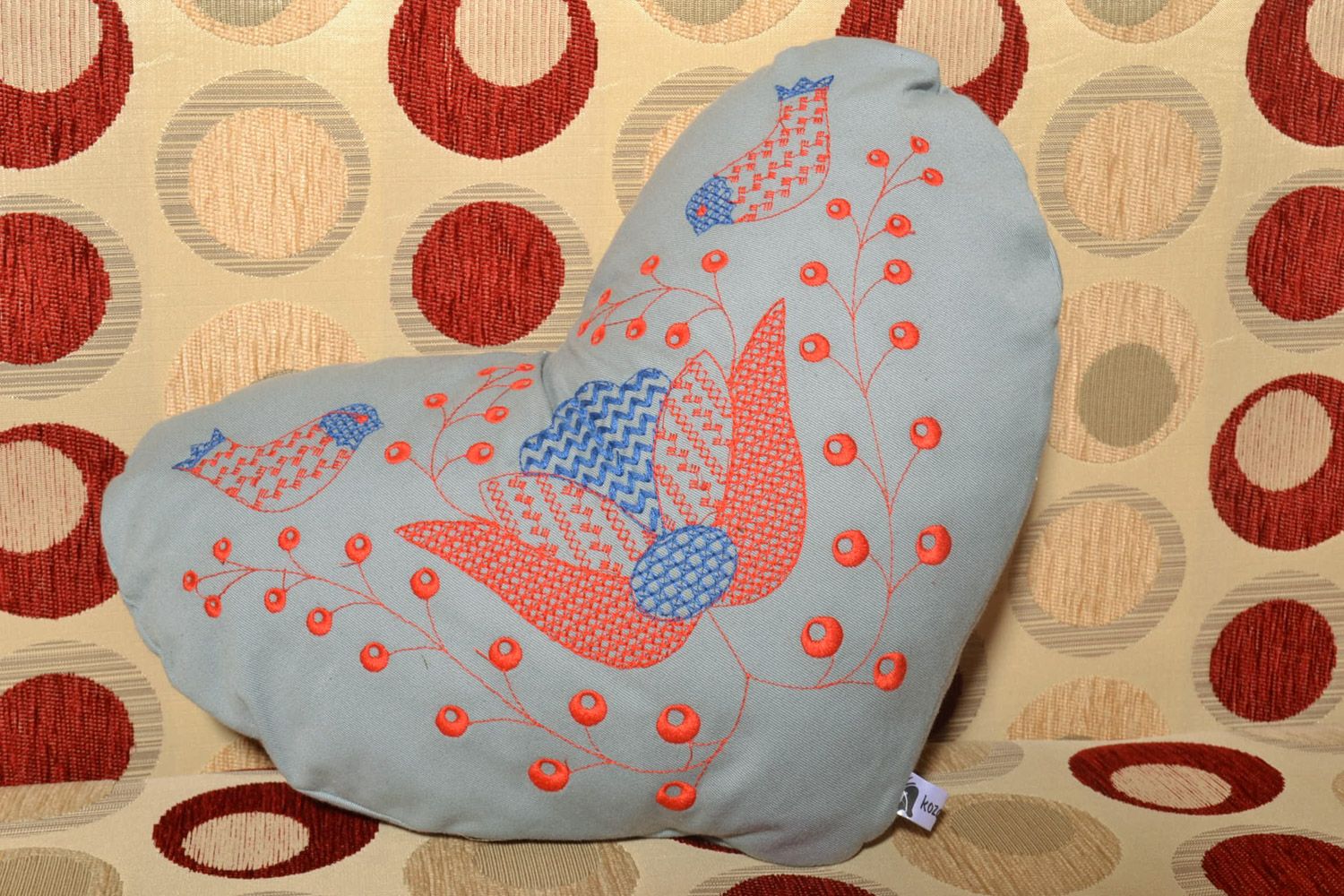 Красивая мягкая диванная подушка ручной работы с вышивкой тканевая в виде сердца фото 1
