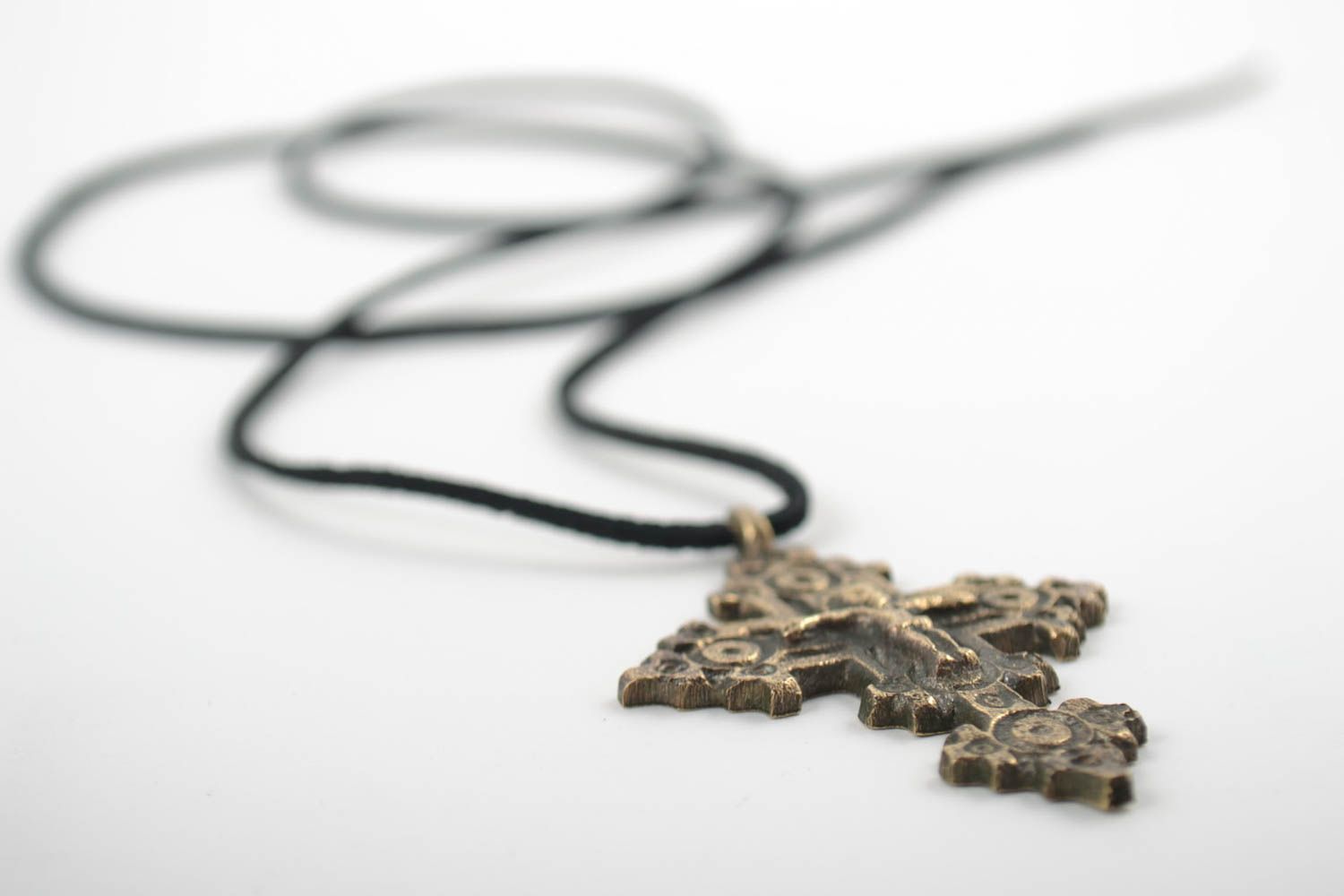 Нательный крест с распятием бронзовый на длинном шнурке защитный ручная работа фото 5
