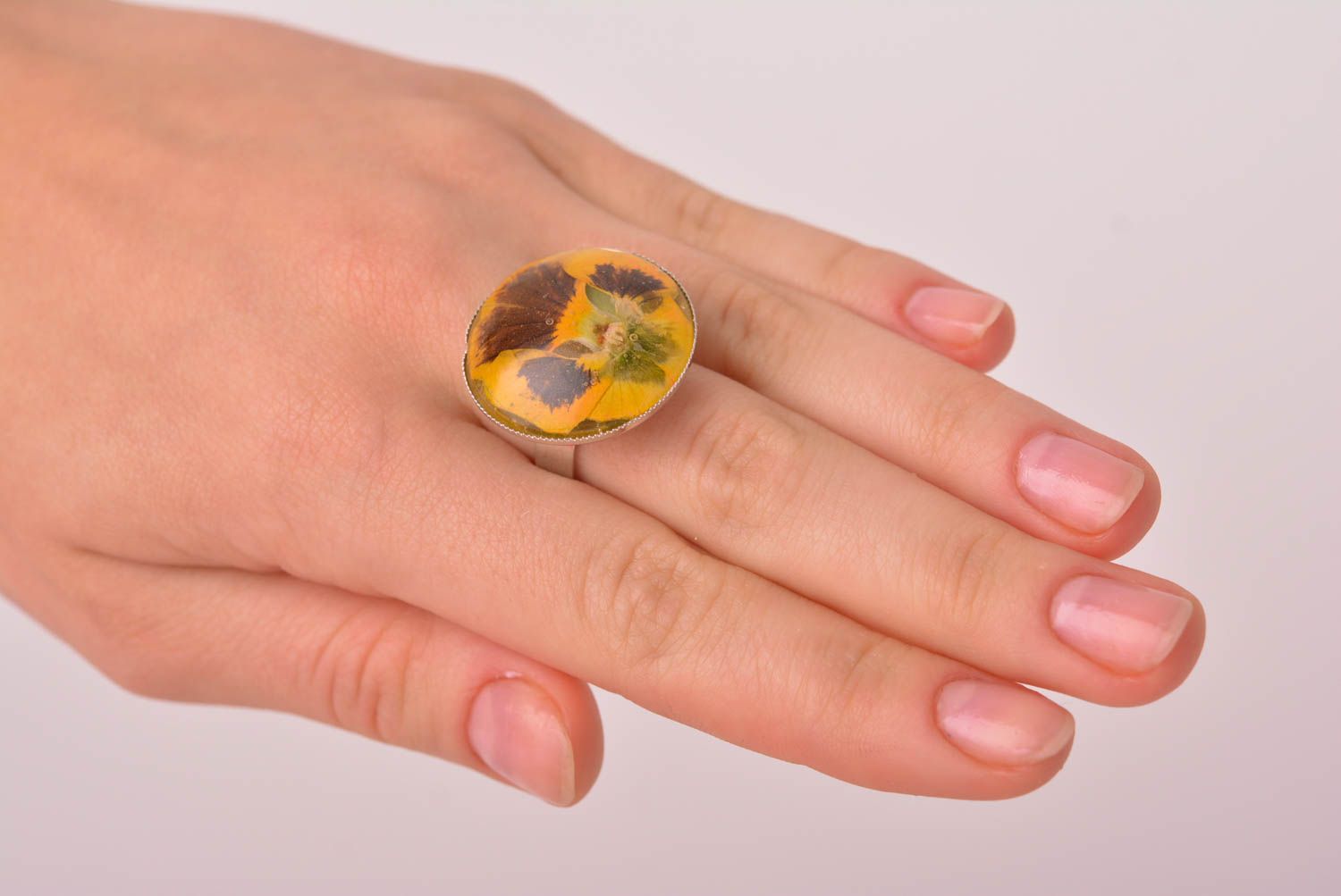 Кольцо ручной работы кольцо из эпоксидной смолы женское кольцо Анютины глазки фото 3