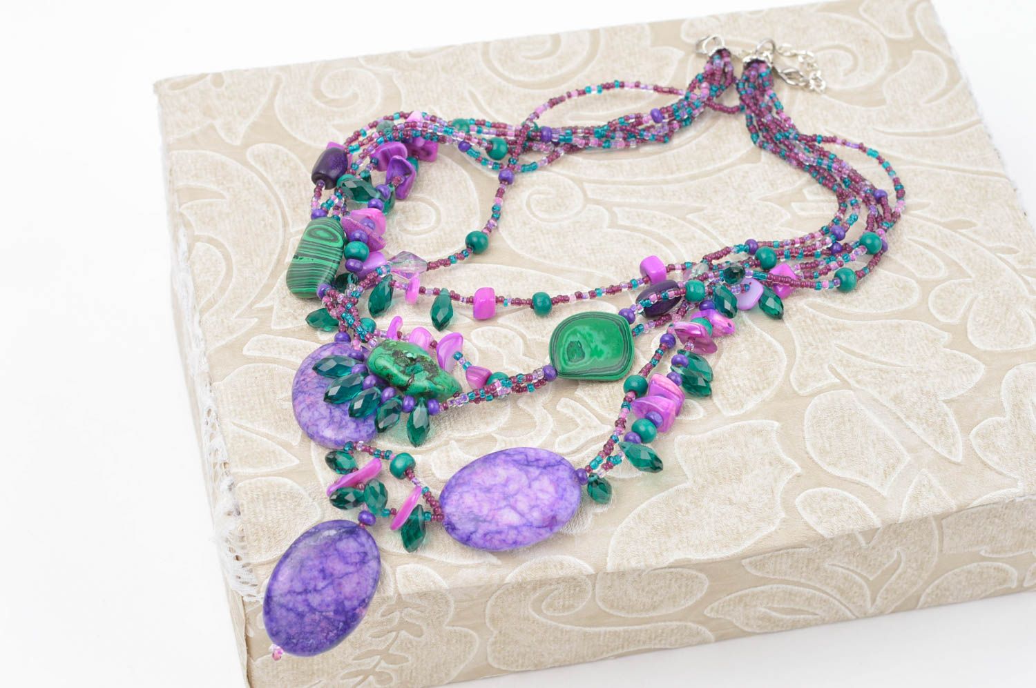 Украшение ручной работы ожерелье из бисера в камнями колье из бисера фиолетовое фото 1