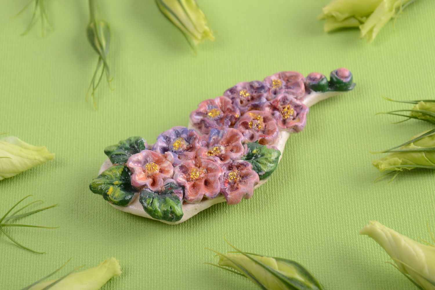 Глиняный магнит на холодильник расписанный красками ручной работы Цветы фото 1