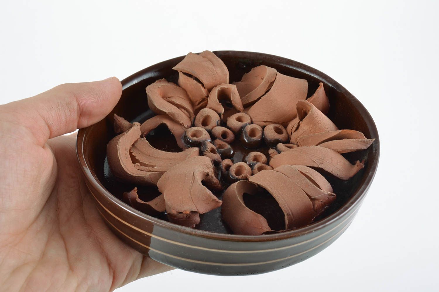 Décoration en relief en forme d'assiette en céramique avec fleur faite main photo 2