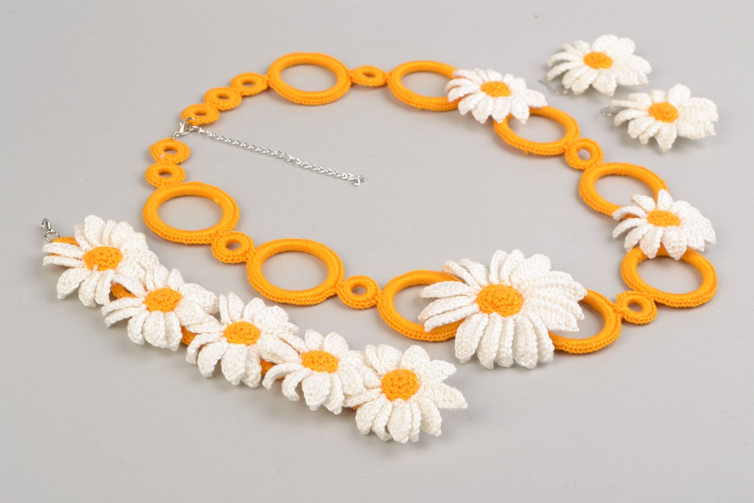 Handmade set of earrings bracelet and necklace woven manually of cotton threads Daisies photo 5