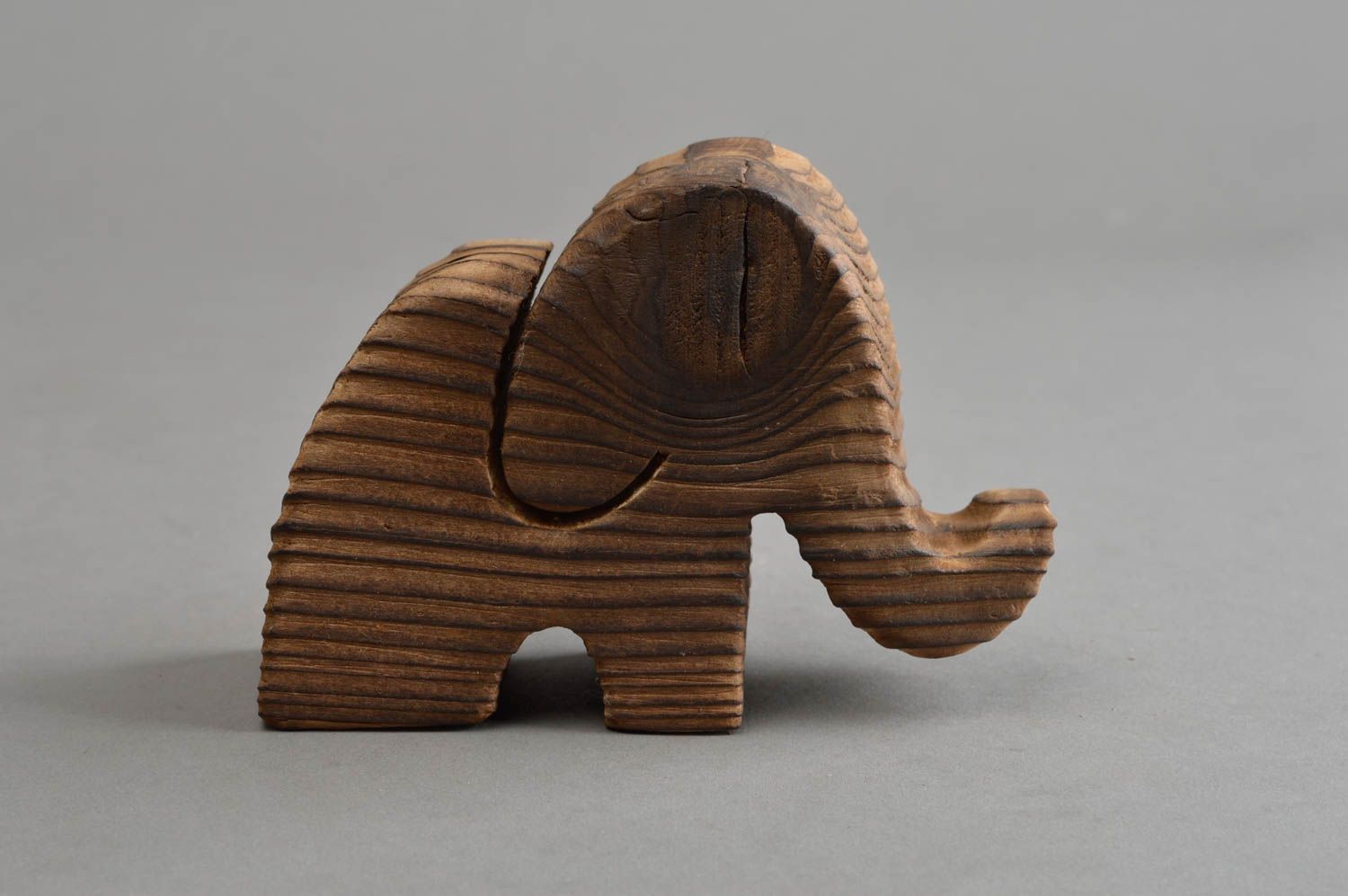 Originelle geschnitzte handgemachte Figurine aus Holz Elefant mit Metall foto 2