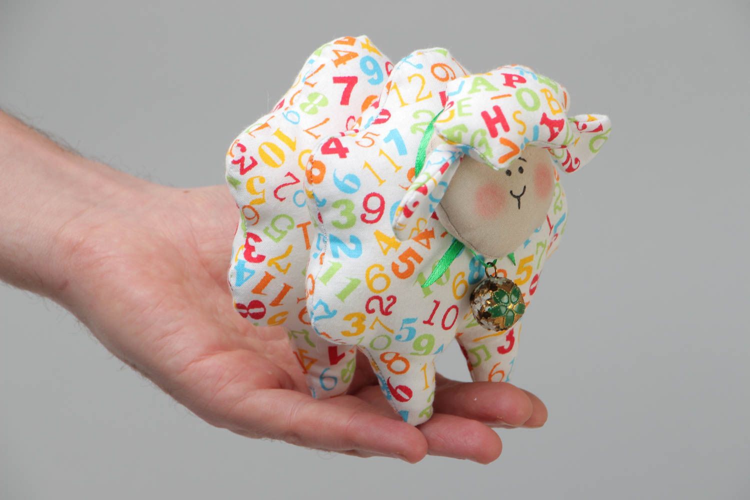 Красивая тканевая игрушка овечка из хлопчатобумажной ткани ручной работы фото 5