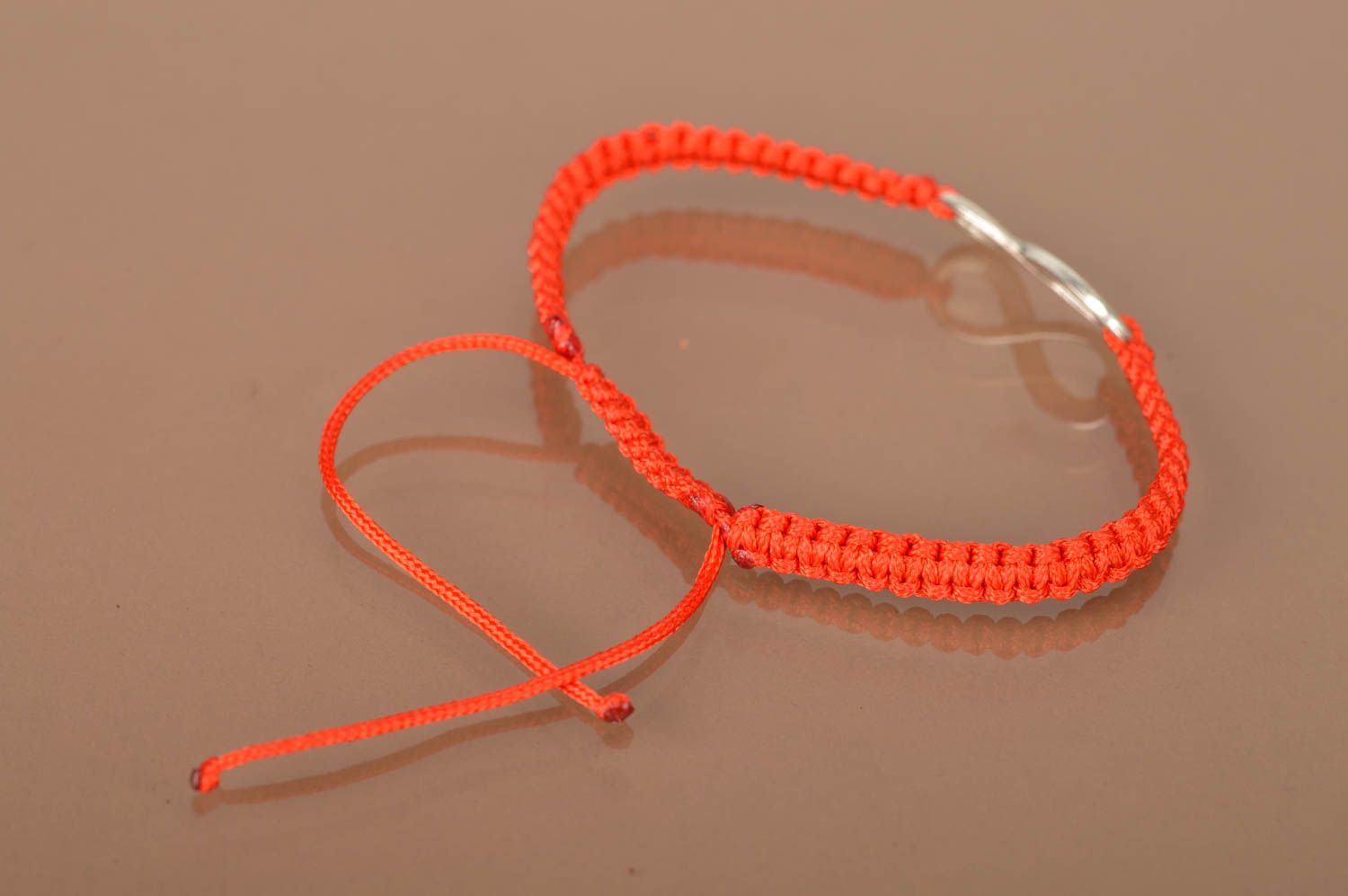 Bracelet tressé rouge en lacet ciré et symbole de l'infini en métal fait main  photo 4