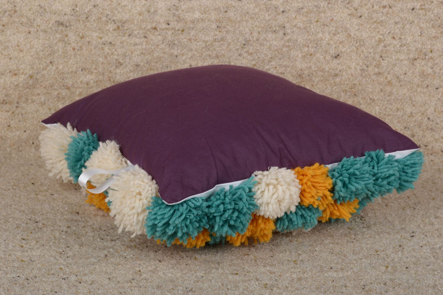 Диванная подушка ручной работы подушка на диван декоративная подушка с помпонами фото 4