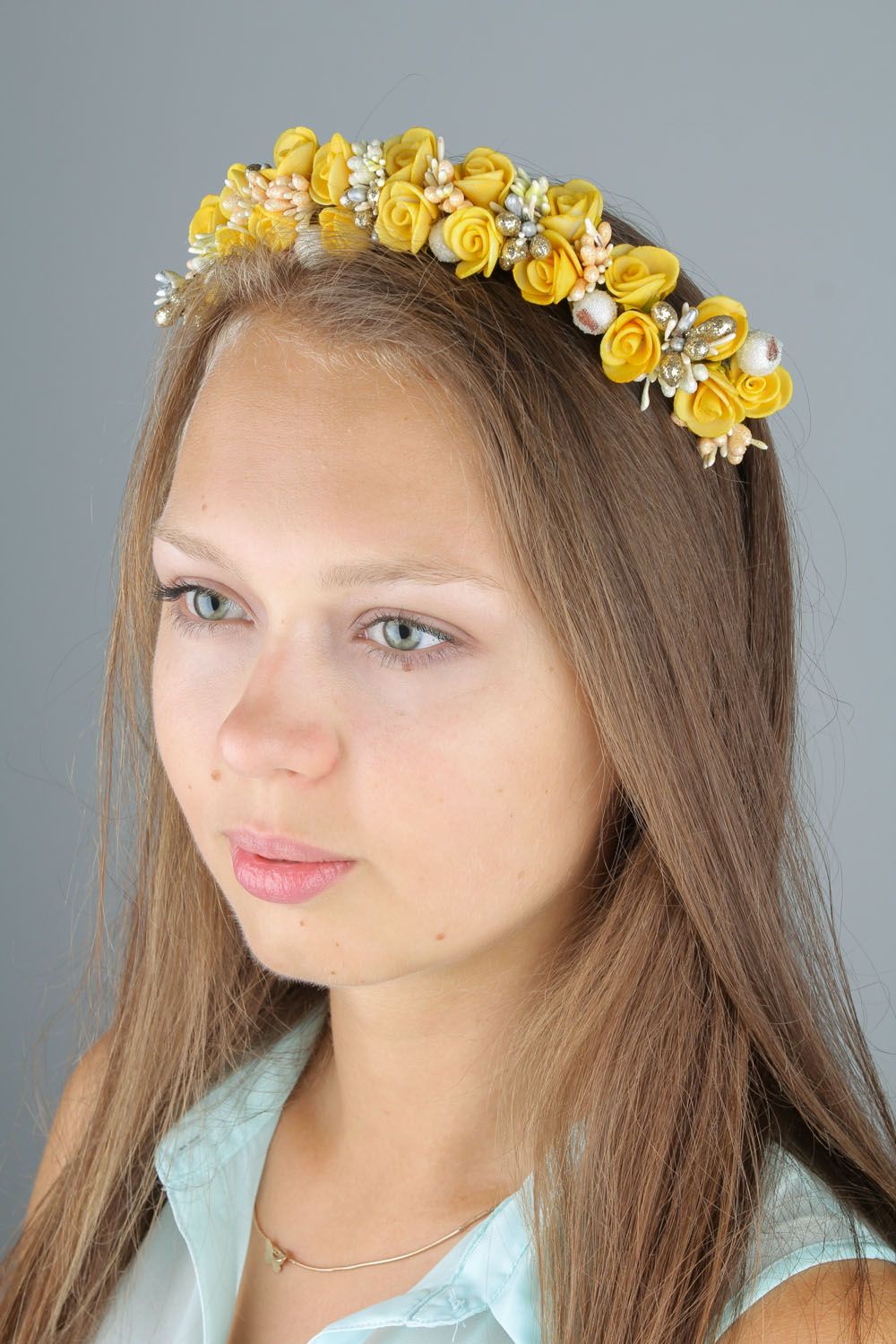Grinalda artesanal para cabelo com flores amarelas  foto 1