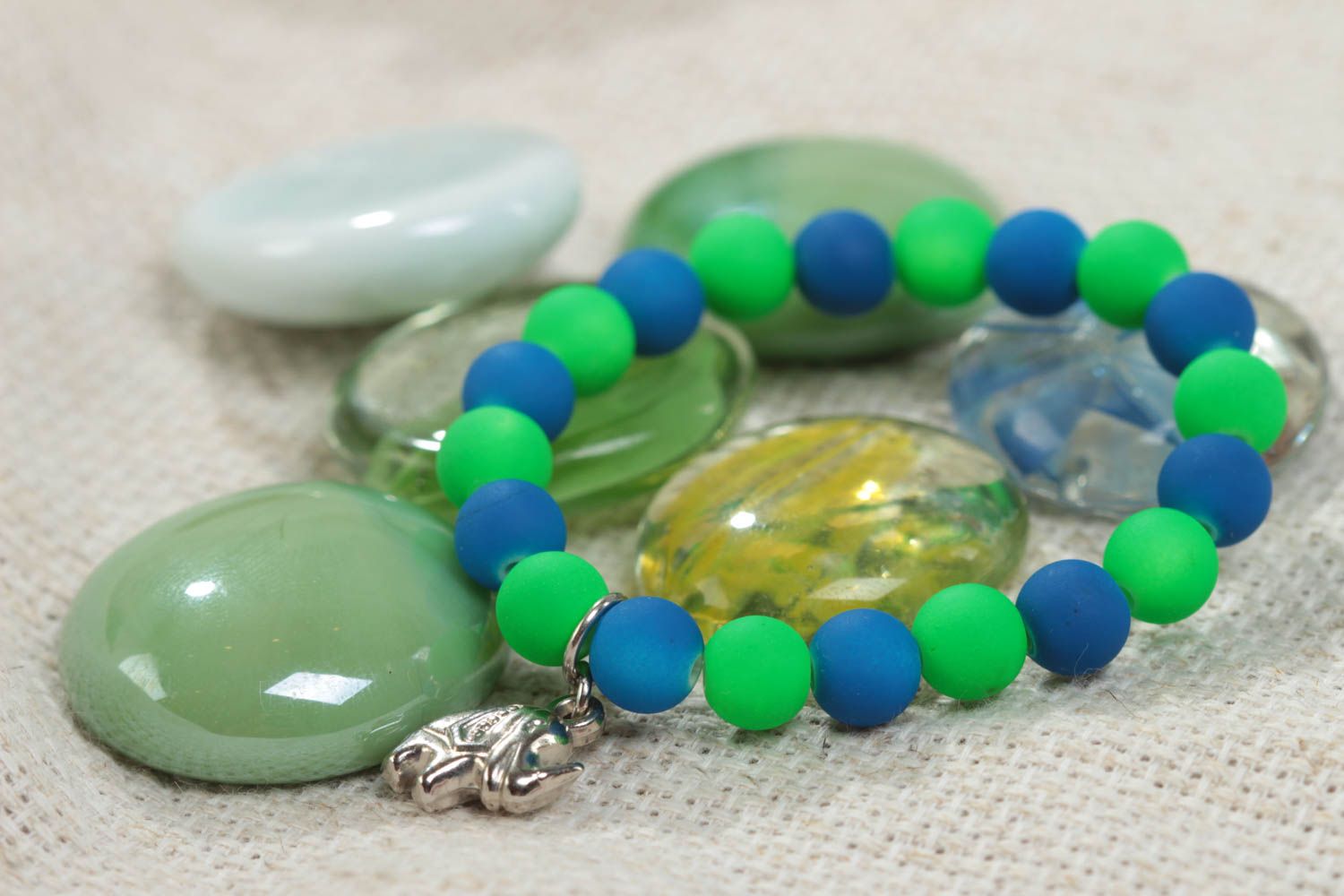 Bracelet en perles plastiques bleues et vertes fait main avec éléphant photo 1