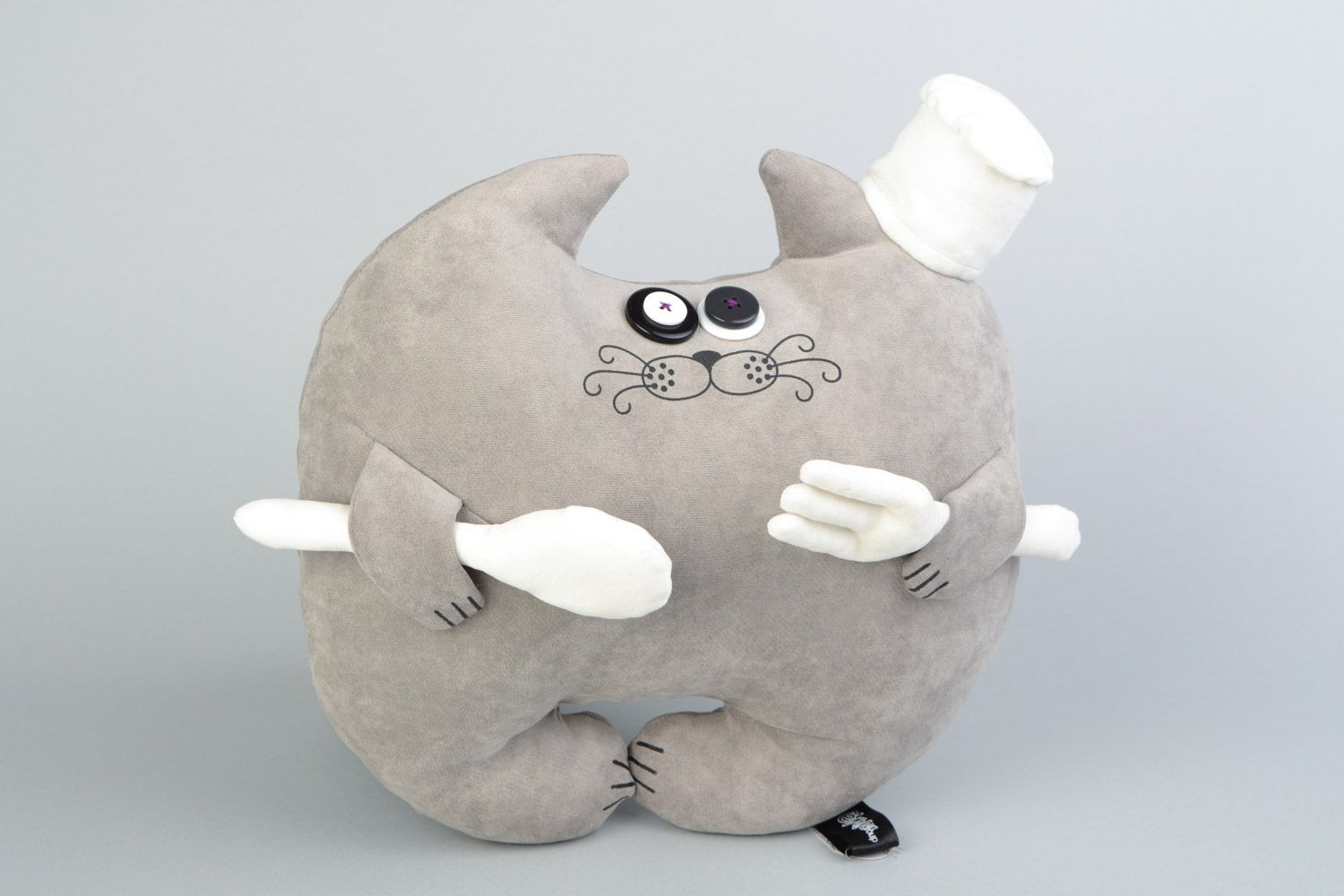 Интерьерная игрушка-подушка в виде серого кота повара из флока ручной работы фото 3