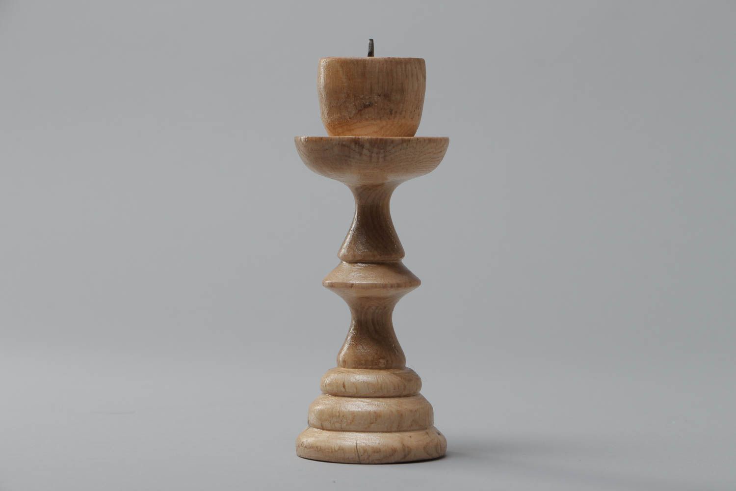 Heller umweltfreundlicher handgemachter Kerzenständer aus Holz mit Dorn aus Metall foto 2