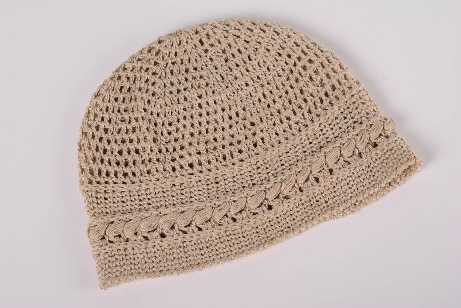 Schöne leichte Mütze handgehäkelt aus Baumwollgarn beige ajour für Damen foto 1