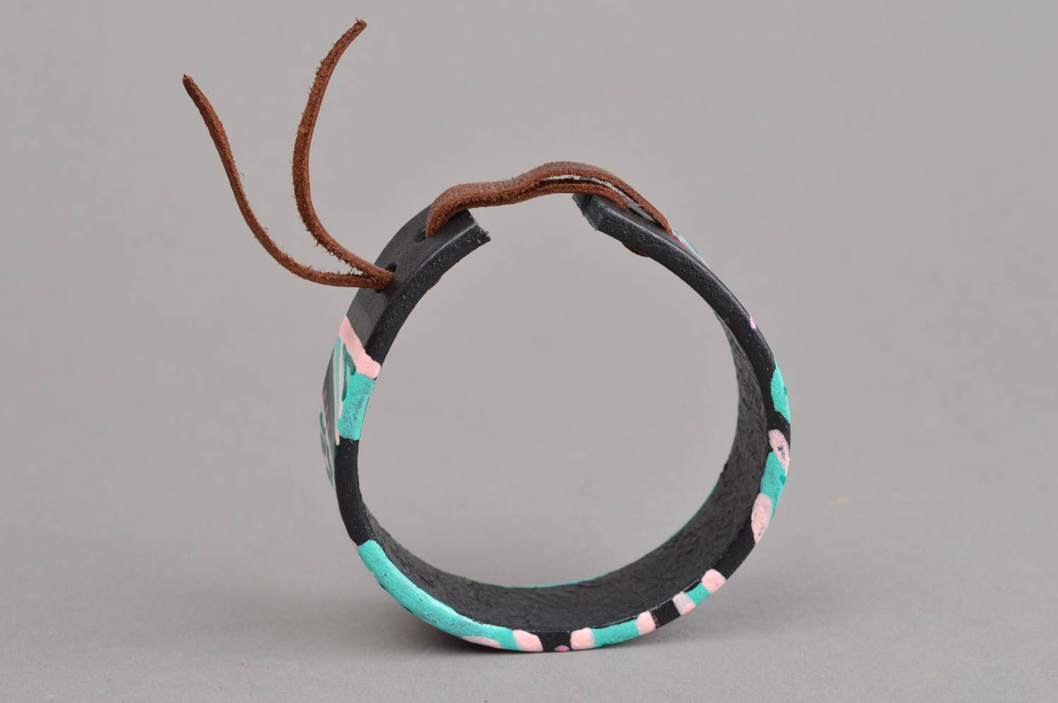 Brazalete artesanal con ornamentos pulsera de cuero hecha a mano regalo original foto 3