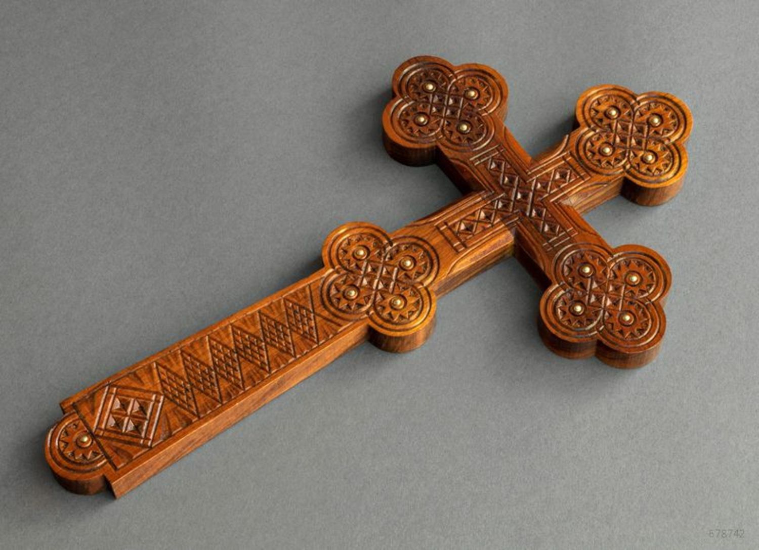 Деревянный настенный крест фото 1