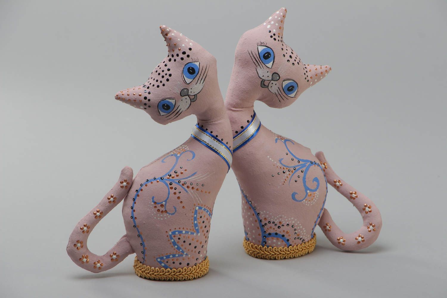 Juguetes decorativos hechos a mano con forma de gatos claros pintados con acrílicos   foto 2