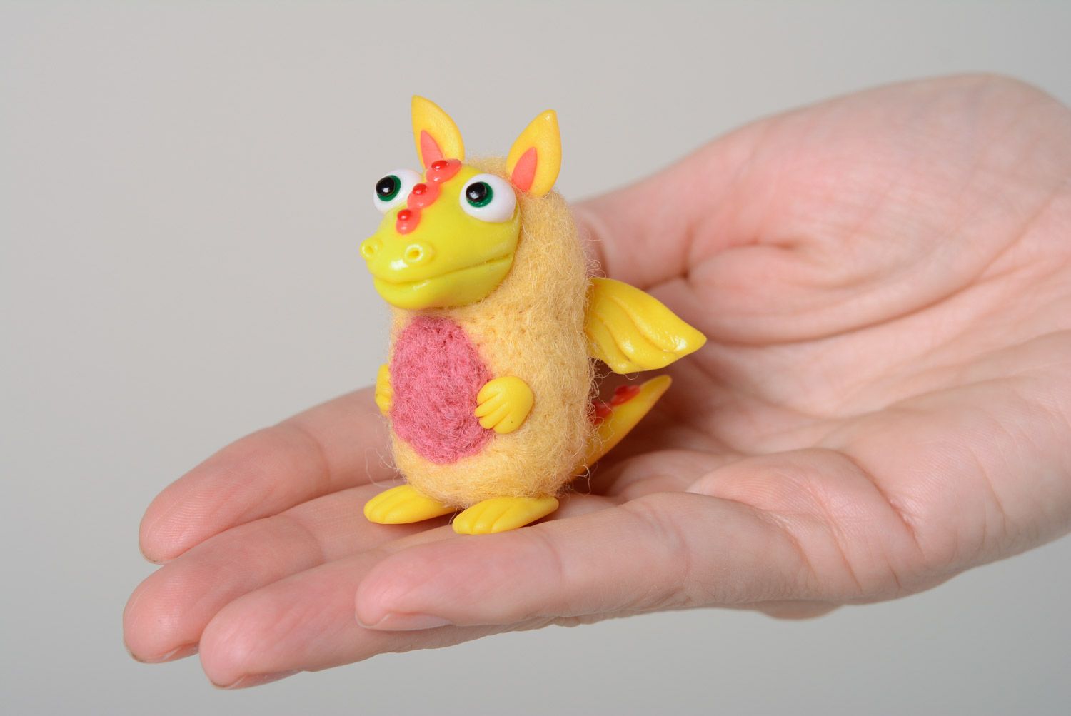 Petit jouet en laine feutrée et pâte polymère fait main original dragon jaune photo 3