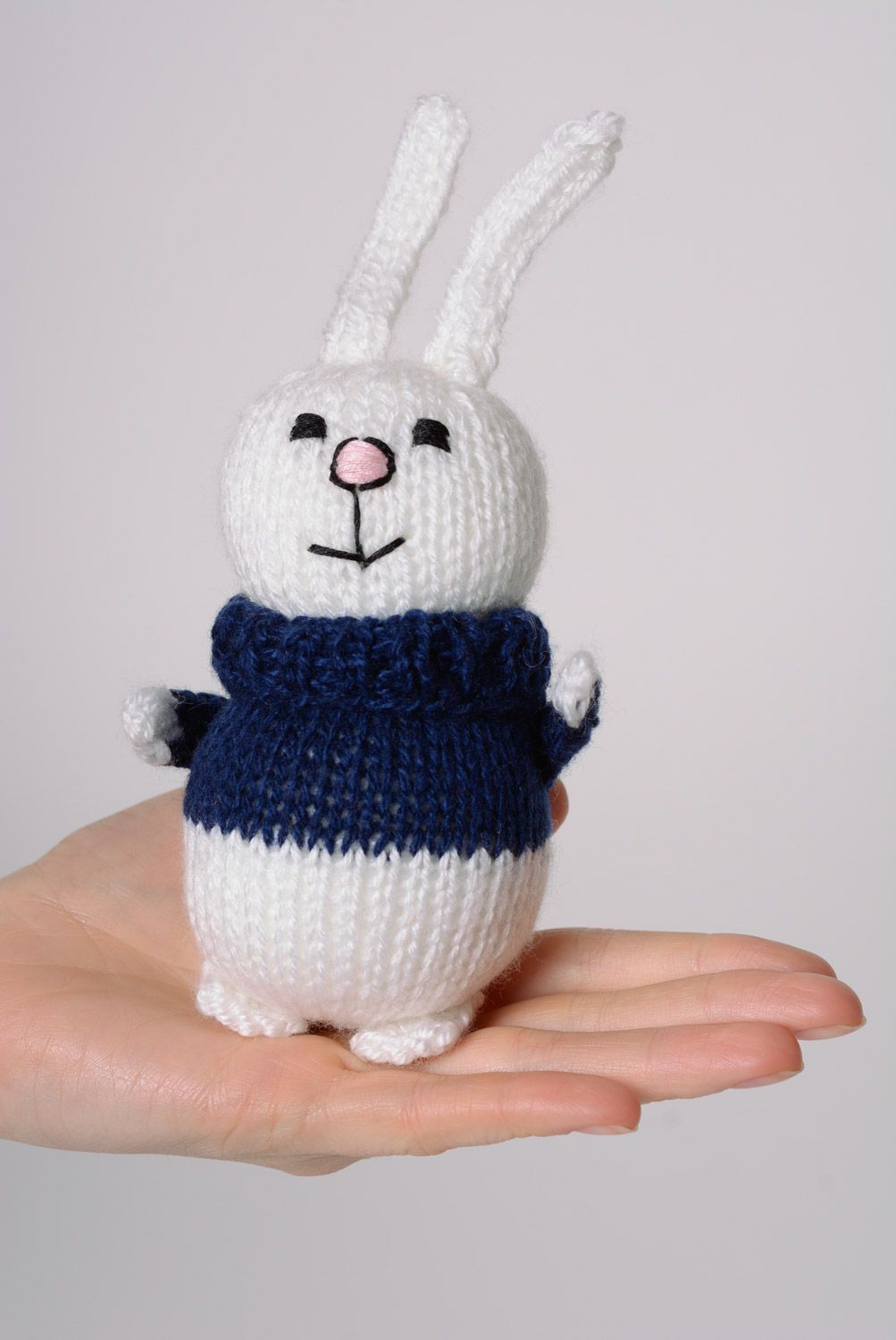 Petit jouet mou tricoté avec aiguilles Lièvre blanc et bleu fait à la main photo 3