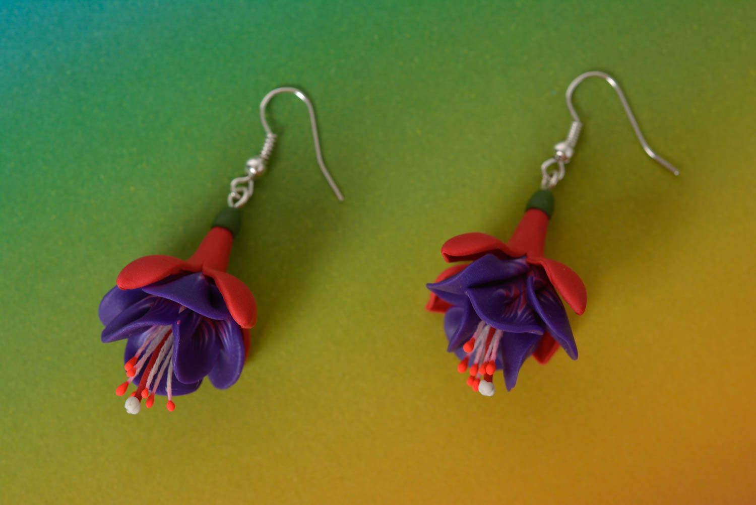 Originelle handgemachte Ohrringe aus Polymerton mit Anhängern Blumen foto 1