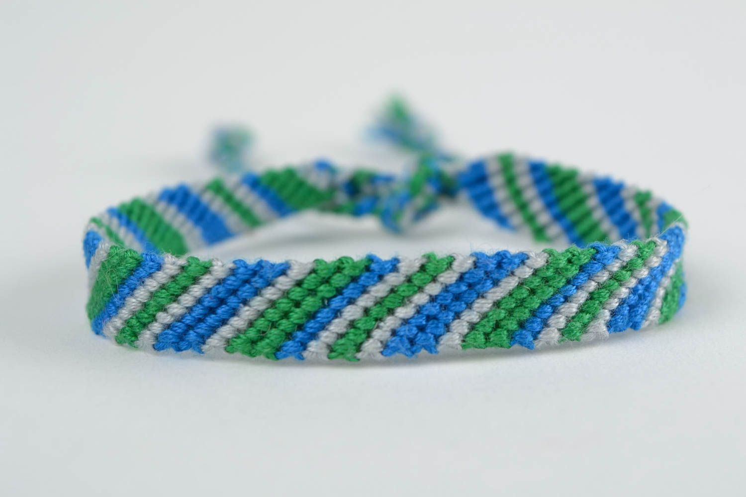 Красивый наручный браслет фенечка из ниток в технике макраме ручной работы зеленый с голубым фото 3