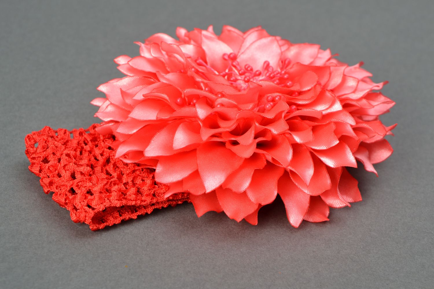 Handgemachtes Haarband mit Blume aus Bändern Dahlien foto 3