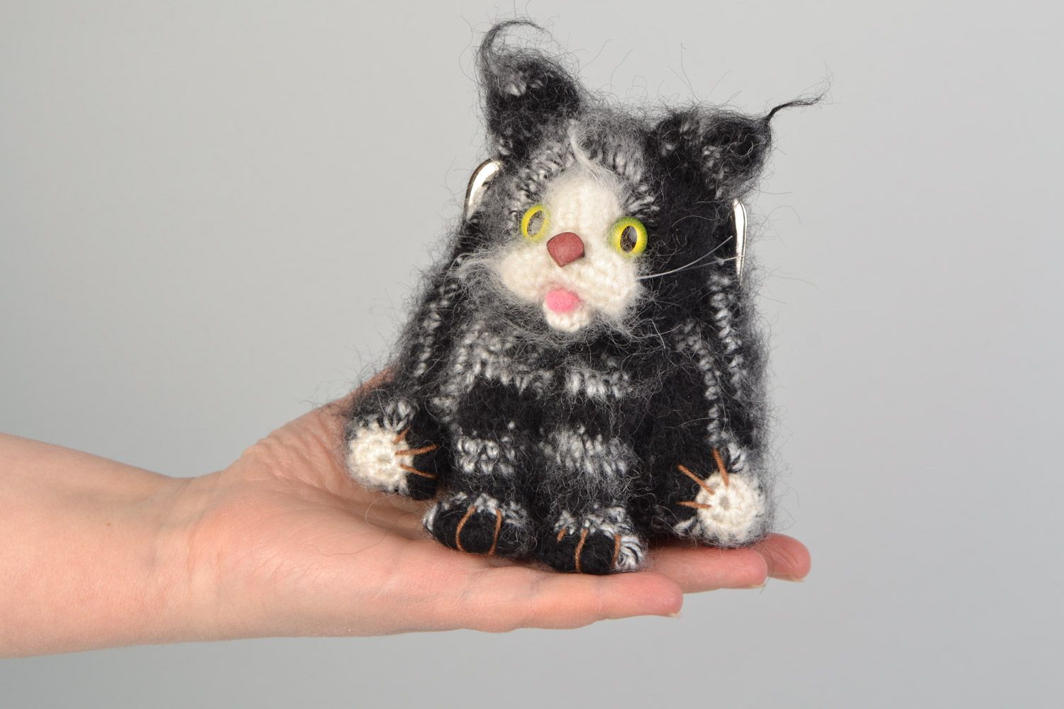 Кошелек вязаный крючком в виде кота черный с белым пушистый мягкий ручная работа фото 2