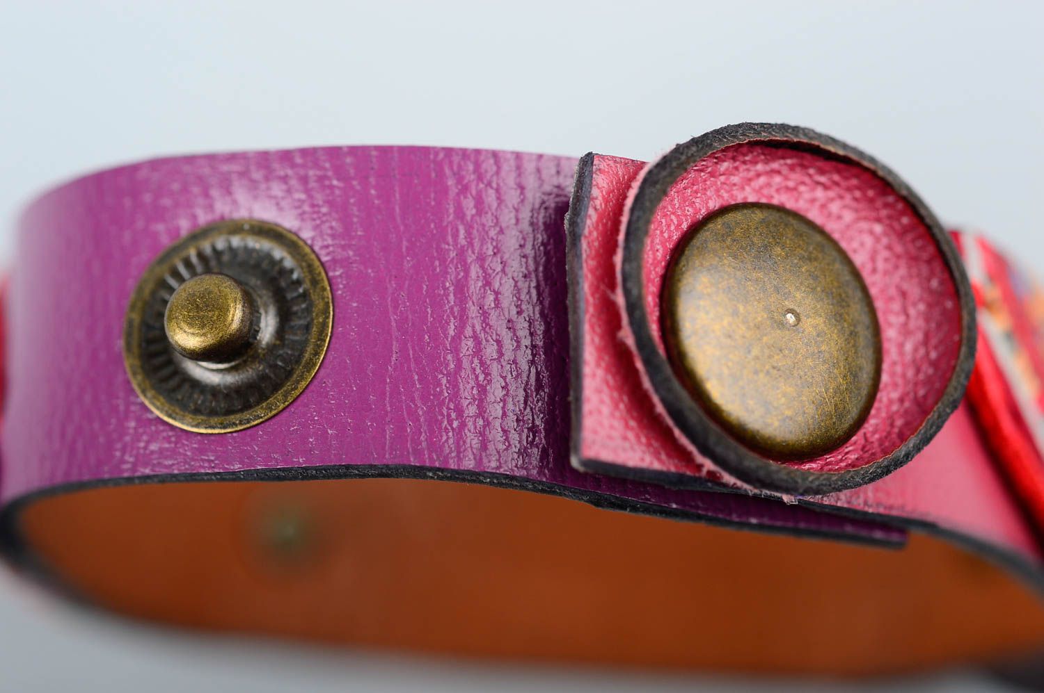 Bracelet en cuir naturel Bijou fait main mauve design Cadeau pour femme photo 5
