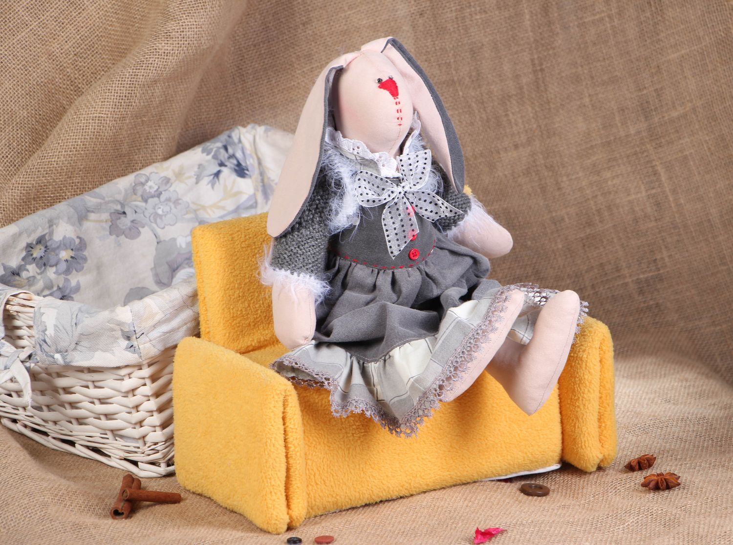 Текстильная игрушка зайка на диванчике  фото 5