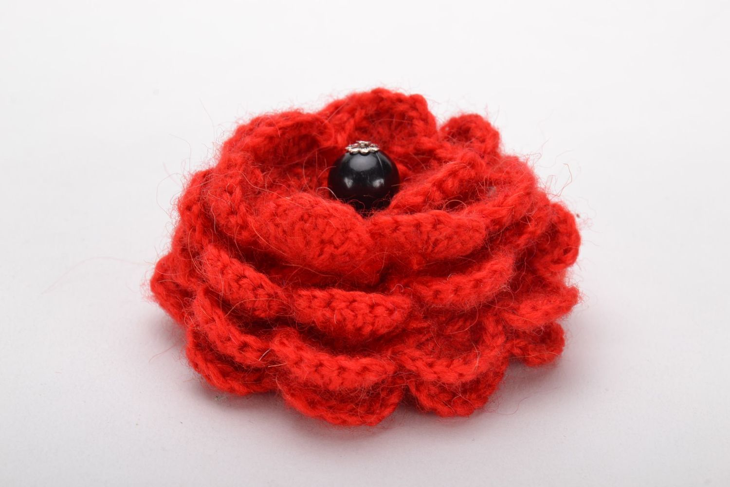 Crochet brooch in the shape of red flower photo 2