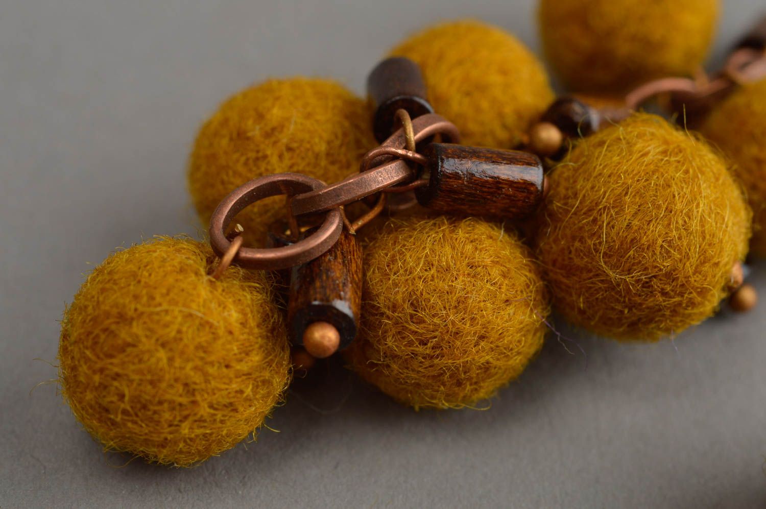 Lange originelle gefilzte Ohrringe aus Wolle Kugeln in Senffarbe handmade foto 5