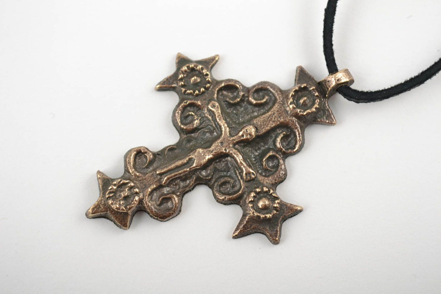 Cruz de bronce artesanal para el cuello con cordón largo  foto 3