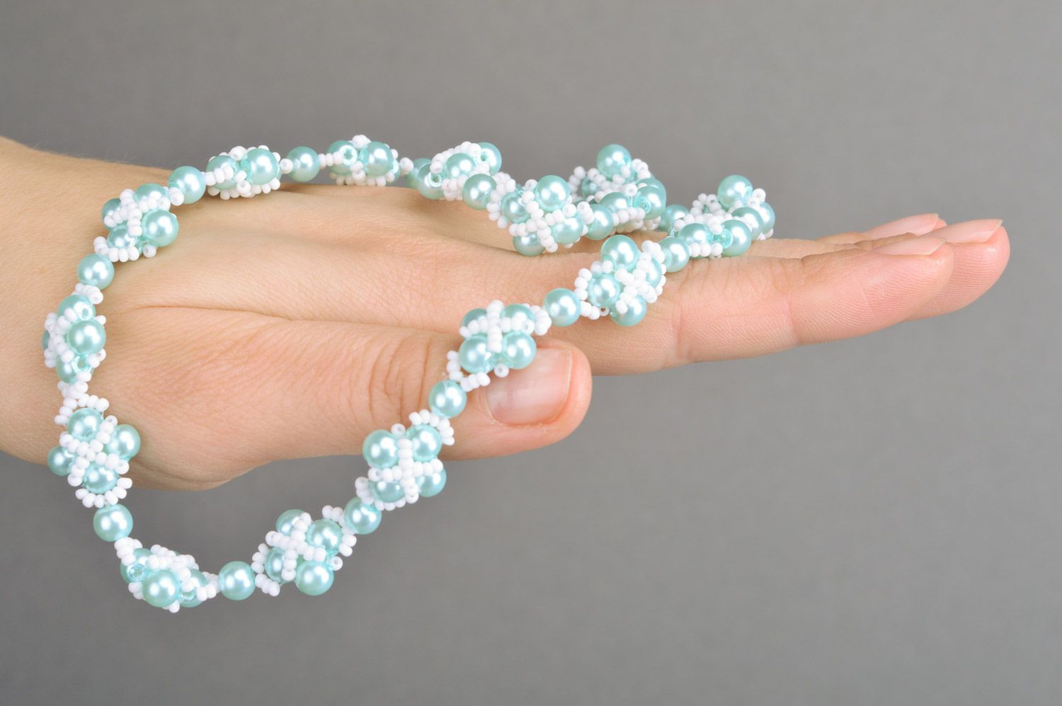 Joli collier en perles de rocaille bleu élégant tressé fin fait main pour femme photo 3