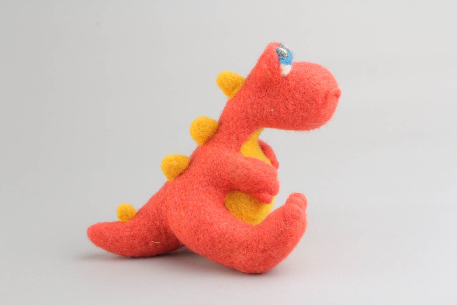 Brinquedo macio têxtil feito à mão de lã para decoração do interior de materiais naturais Dragão foto 4
