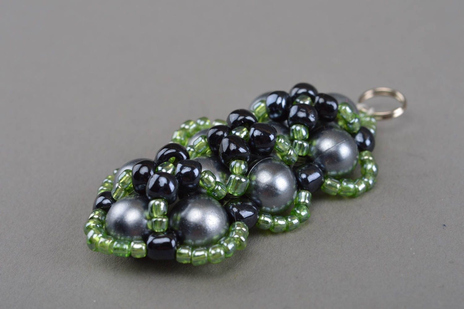 Porte-clés en perles de rocaille et perles fantaisie fait main vert anthracite photo 4