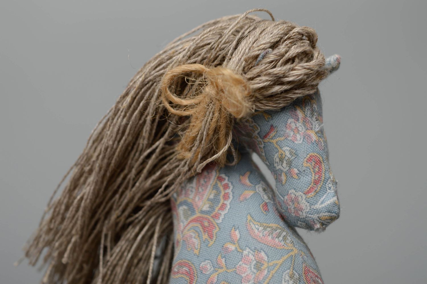 Текстильная игрушка лошадка с пышной гривой фото 2