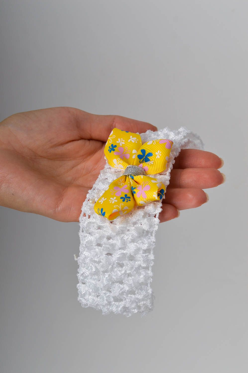 Haarband mit Blumen schöner handgemachter Schmuck Accessoire für Haare in Weiß foto 2