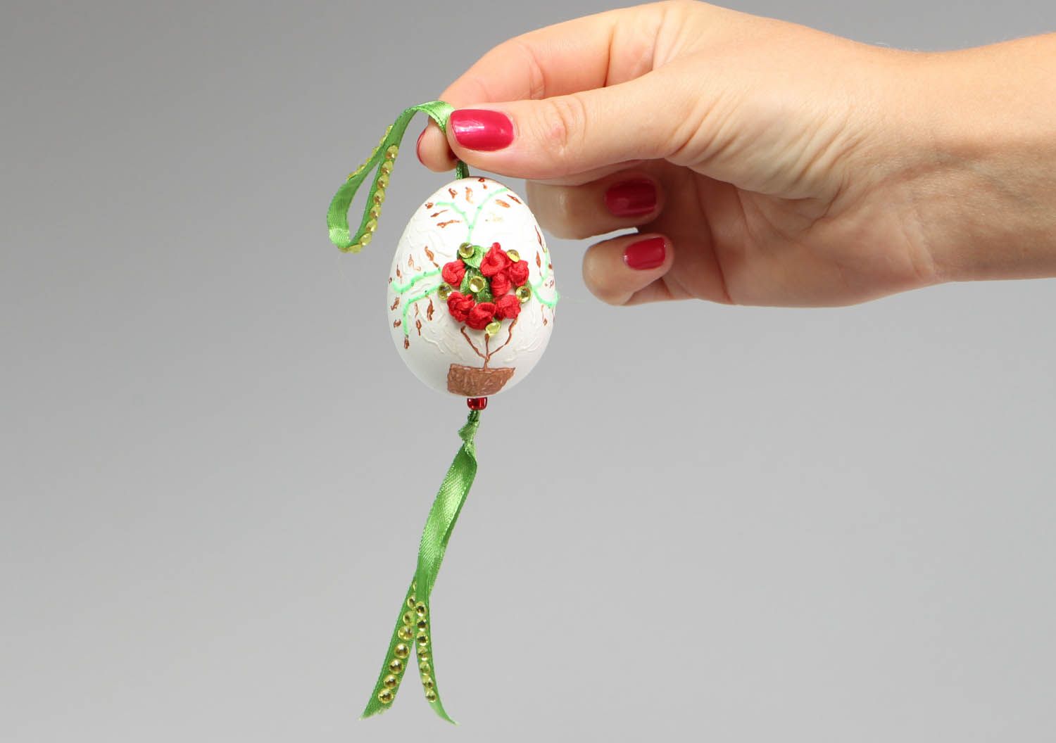 Pingente para a casa na forma de ovo esculpido decorado com fitas bordadas e pintado à mão foto 4