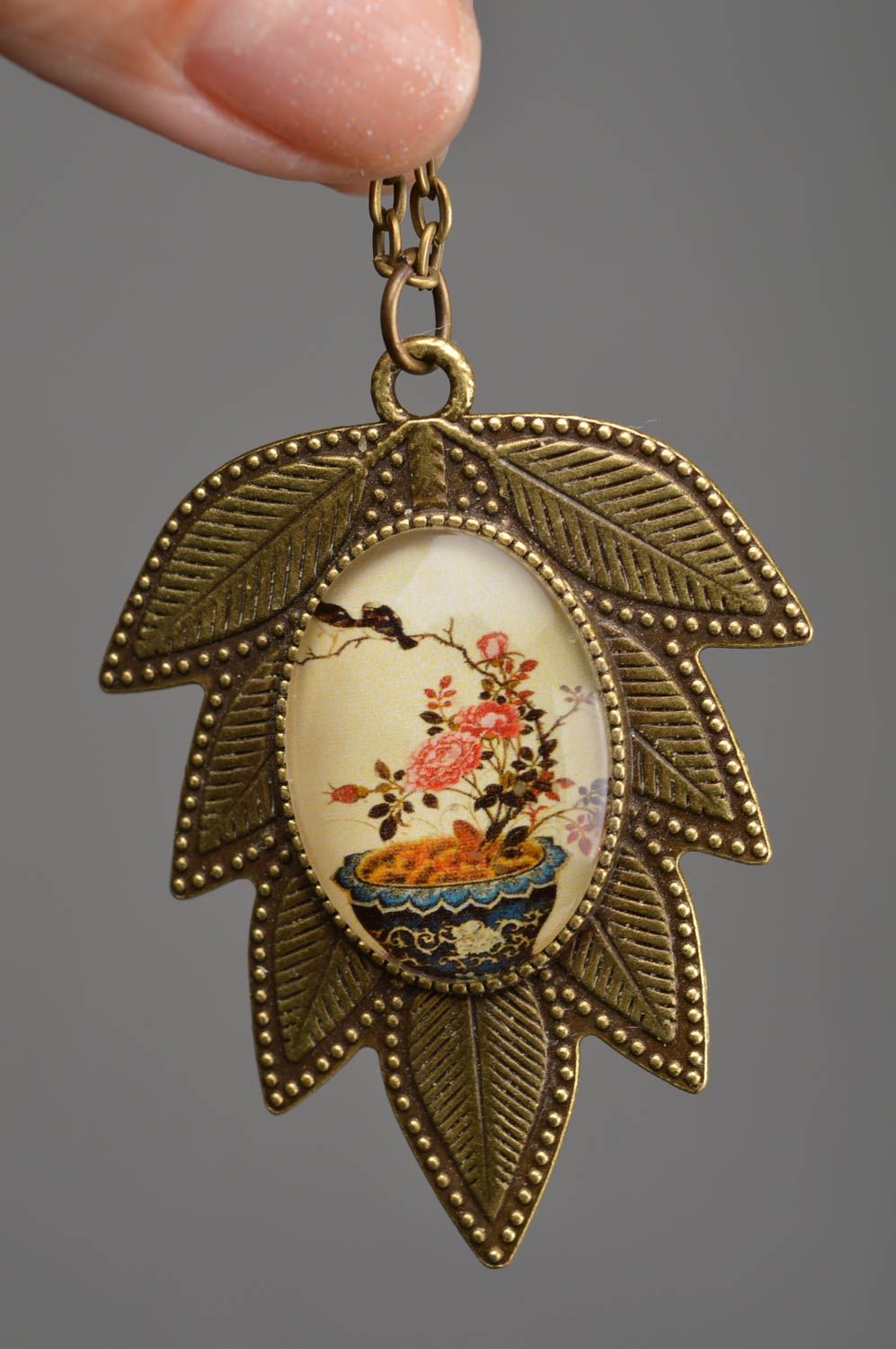 Colgante metálico artesanal original con forma de hojas y flores con cadena  foto 2
