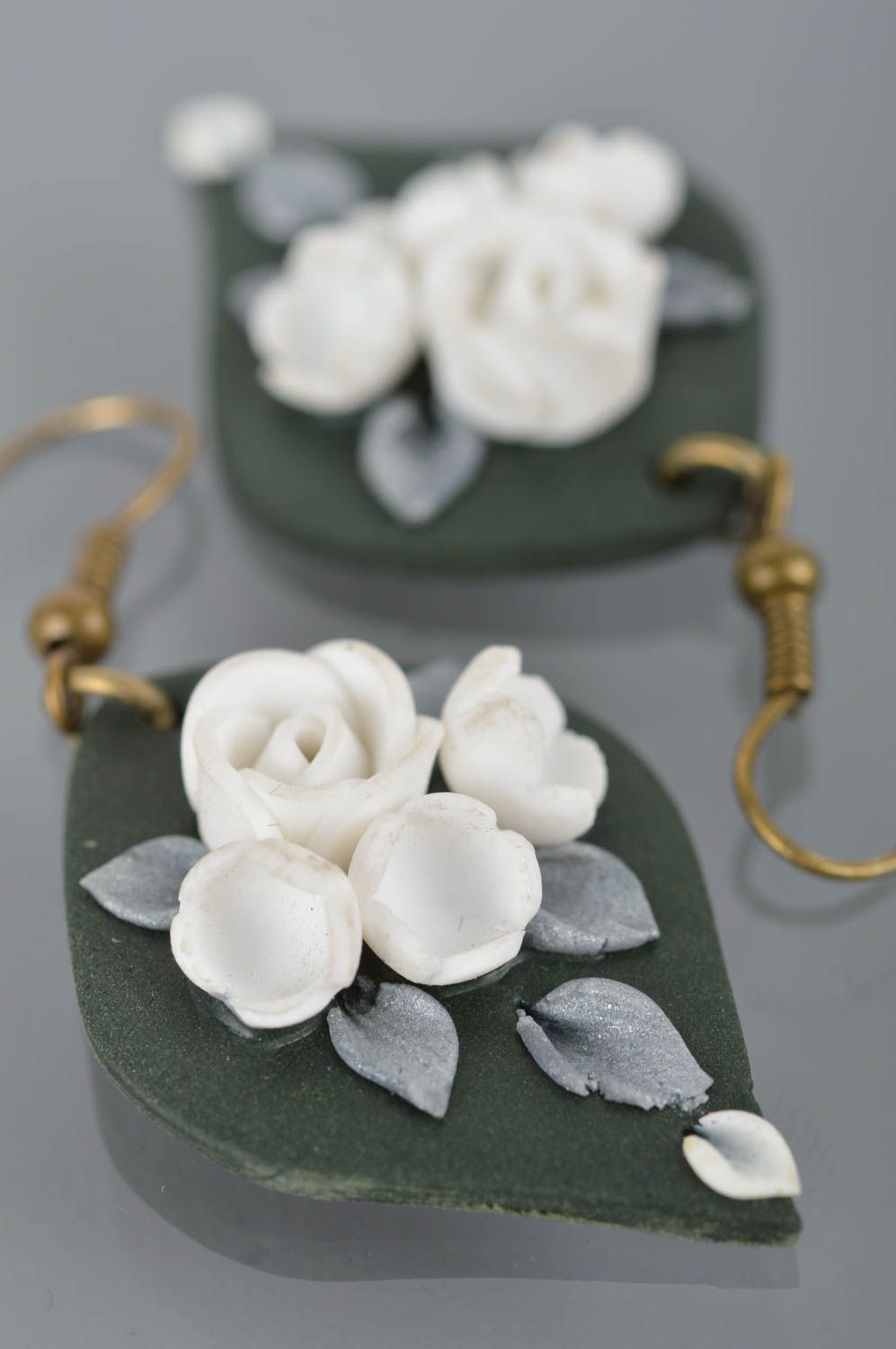 Handgemachte Blumen Ohrringe aus Polymerton in Weiß und Grau für Schwester foto 2