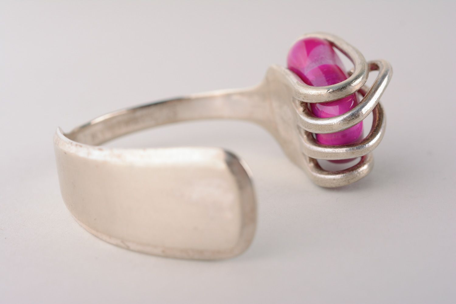 Bracelet en métal fait main original pour femme avec belle pierre rose photo 4