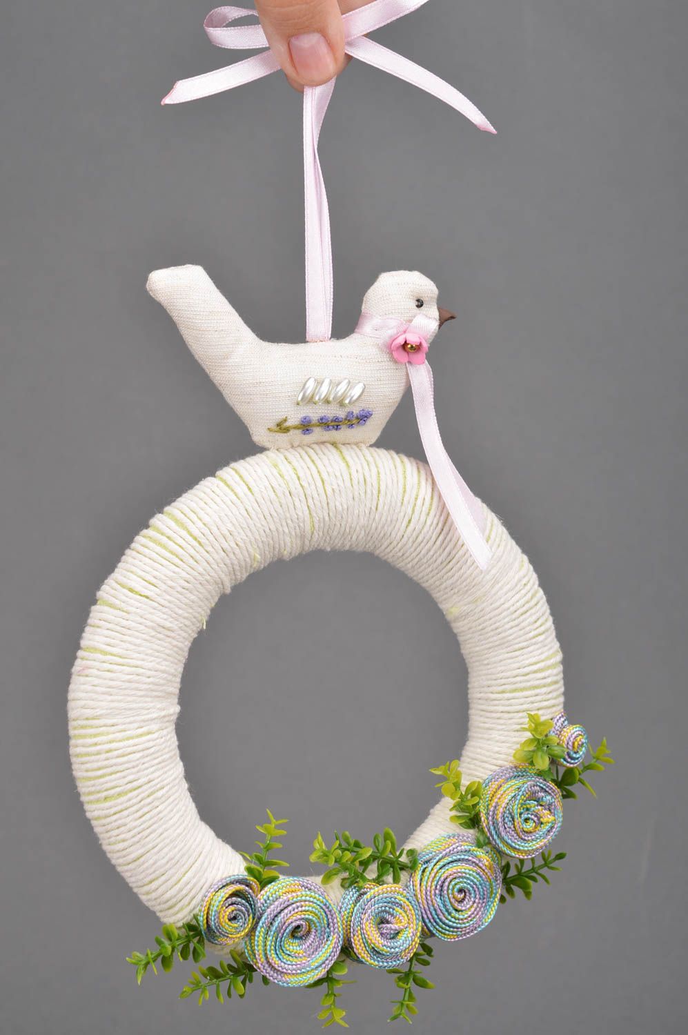 Corona de puerta con flores y pajarito de hilos y bramante blanca artesanal foto 5
