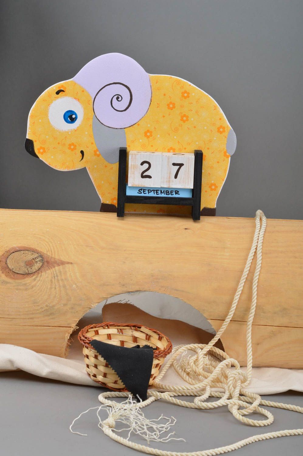 Holz Tischkalender für Kinder in Form von Schaf klein handmade gelb  foto 1