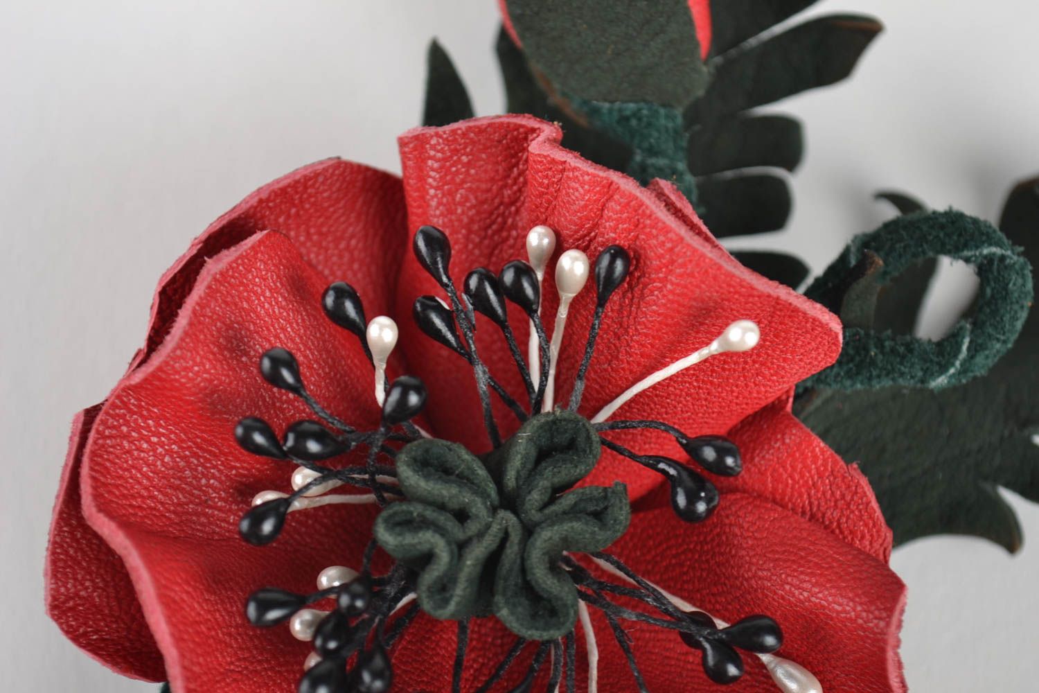 Broche fleur fait main Bijou fantaisie en cuir rouge noir Accessoire femme photo 5