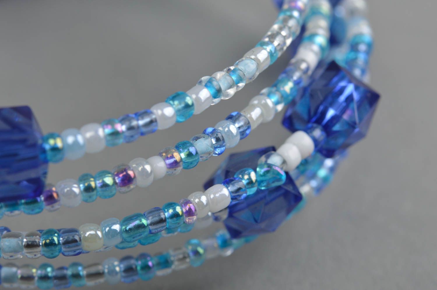 Schönes blau weißes Armband aus Glasperlen stilvoll künstlerische Handarbeit foto 5