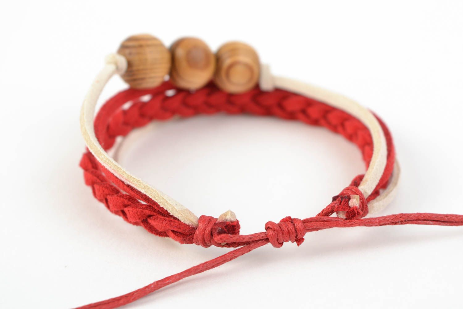 Bracelet tressé en lacets de daim rouges et blancs et perles en bois fait main photo 4