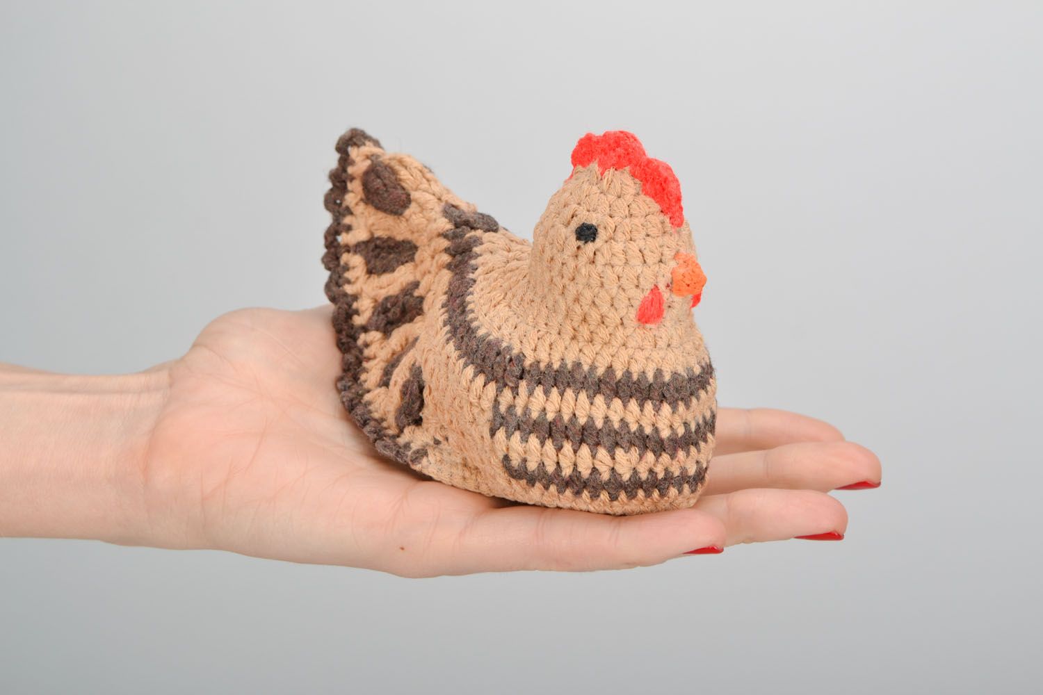 Poule tricotée pour des oeufs de Pâques photo 2