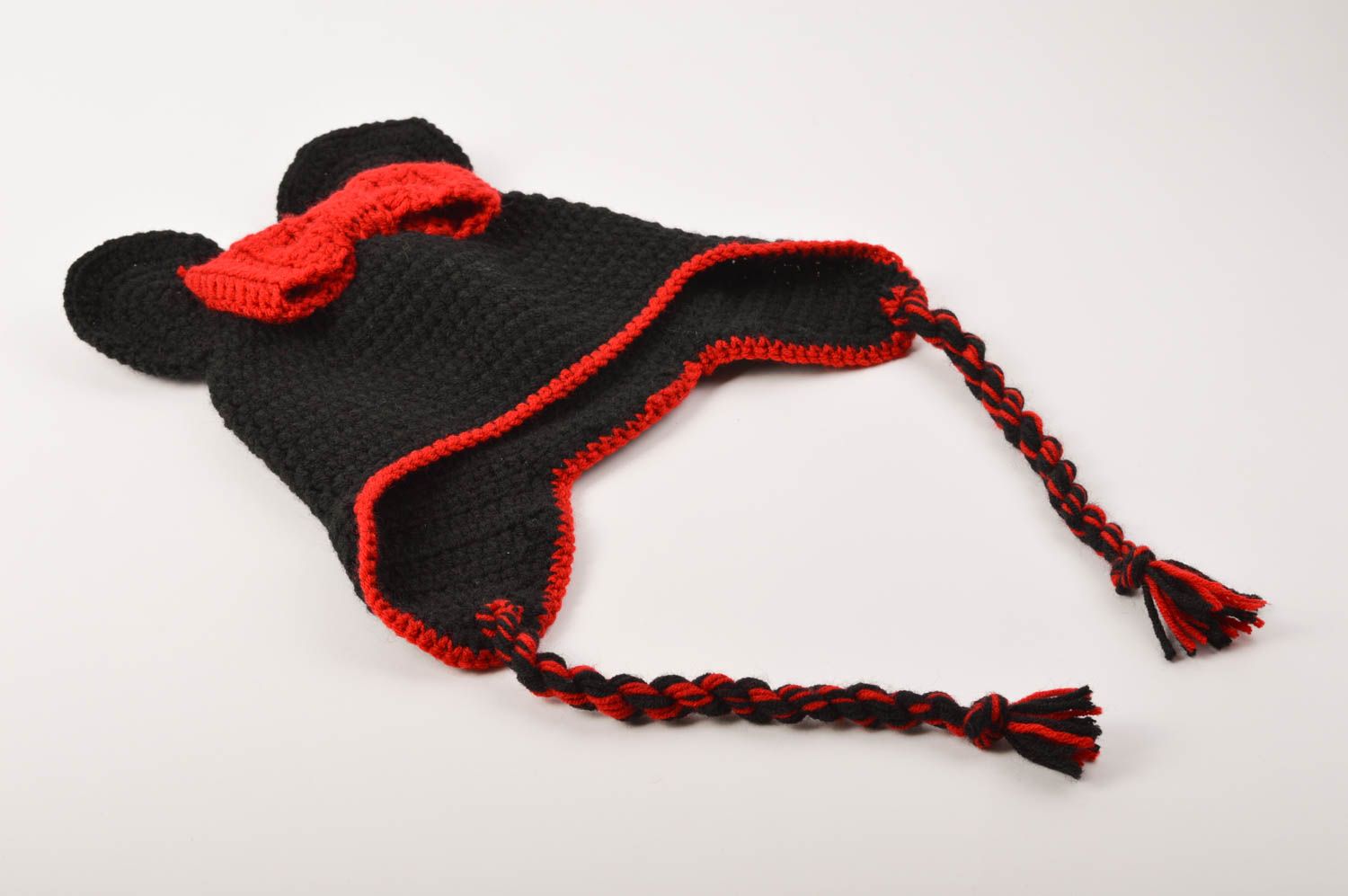 Вязаная шапка ручной работы зимняя шапка теплая шапка черная с красным бантом фото 1