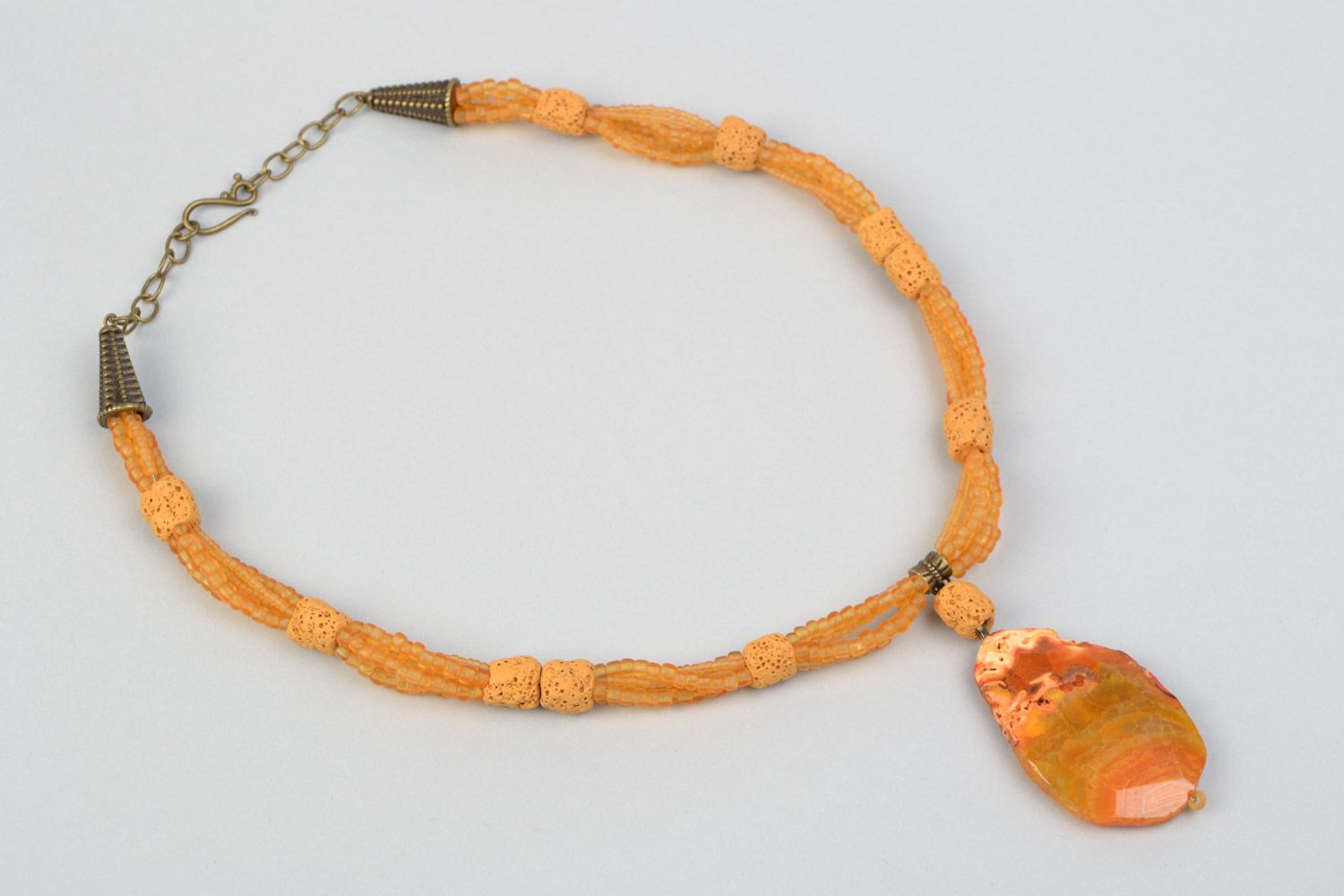 Желтое оригинальное ожерелье из вулканической лавы ручной работы массивное Река фото 2